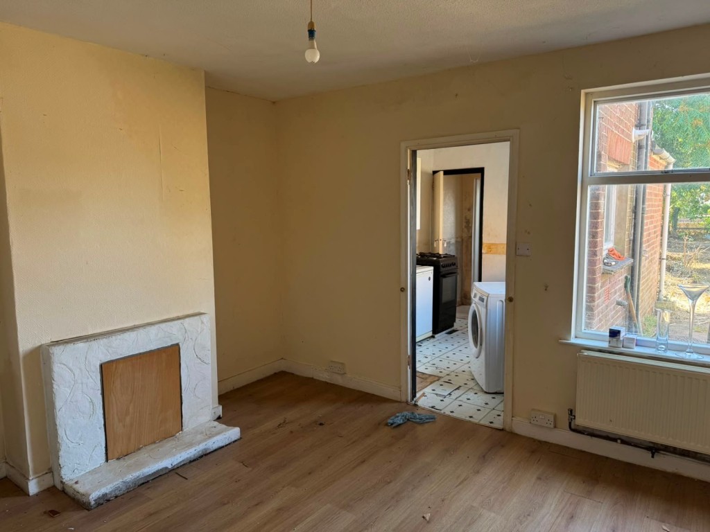 Lot: 141 - SEMI-DETACHED HOUSE FOR IMPROVEMENT - Dining Room